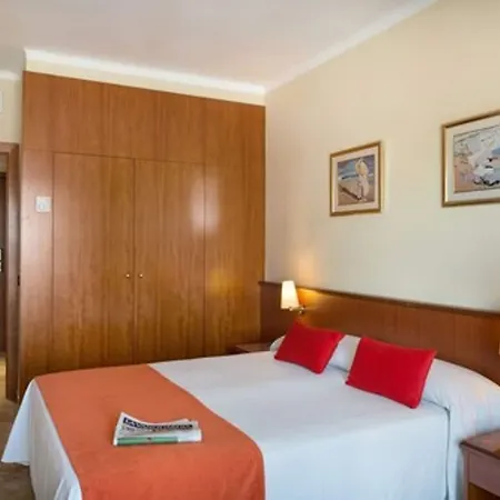 Montecarlo & Wellness Готель Росес